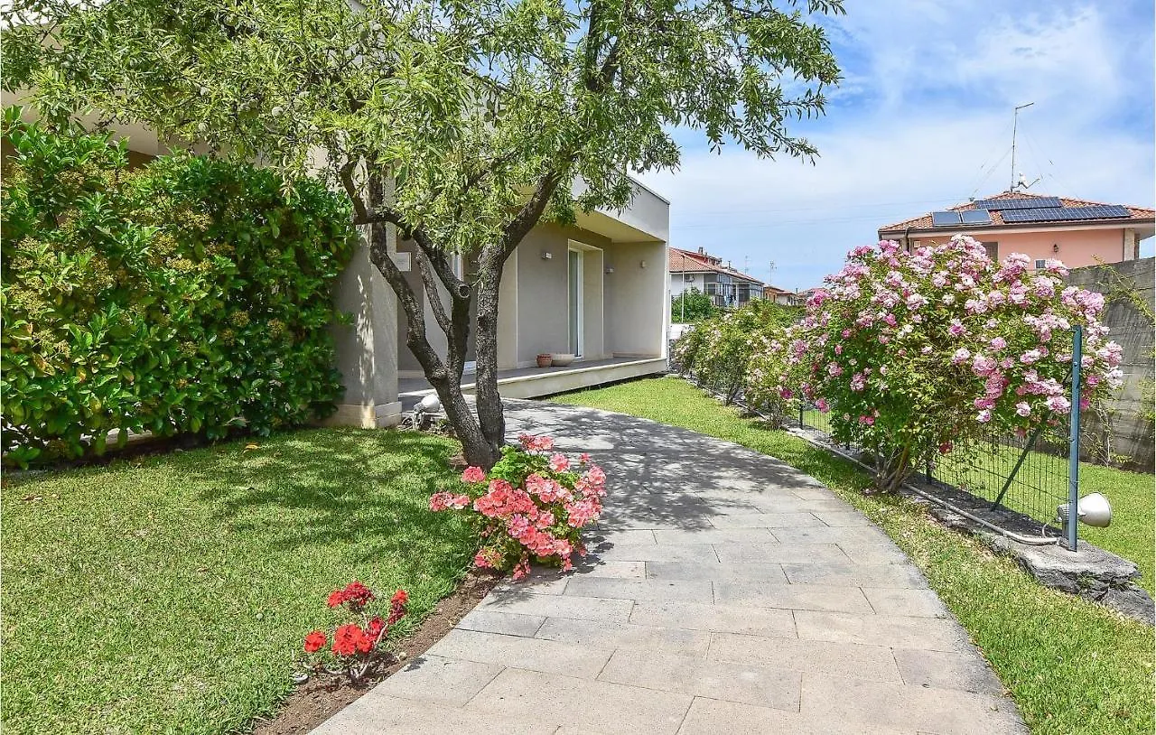 4 Bedroom Cozy Home In Mascalucia Italia